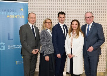 (v.l.) NÖ LGA Vorstand Konrad Kogler, Geschäftsführerin der Gesundheit Weinviertel GmbH, Katja Sacher, Landtagsabgeordneter und Bürgermeister von Gänserndorf, René Lobner, Prim. Dr. Milana Unterweger-Jocic und LH-Stellvertreter Stephan Pernkopf