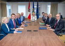 Die NÖ Landesregierung unter dem Vorsitz von Landeshauptfrau Johanna Mikl-Leitner – links (v.r.n.l.) LH-Stellvertreter Stephan Pernkopf, Landesrätin Christiane Teschl-Hofmeister, die Landesräte Anton Kasser und Sven Hergovich sowie Landesrätin Eva Prischl – und rechts (v.l.n.r.) LH-Stellvertreter Udo Landbauer, Landesrätin Susanne Rosenkranz, Landesrat Martin Antauer und Landesamtsdirektor Werner Trock.