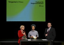 Bei der Programmpräsentation: Landeshauptfrau Johanna Mikl-Leitner und Bürgermeister Matthias Stadler mit Moderatorin Claudia Unterweger.