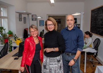 Jugendcoach Elke Indinger, Landesrätin Christiane Teschl-Hofmeister und Jugendcoach Lutz Köllner freuen sich über die verbesserte Beratungsleistung für NÖ Gemeinden
