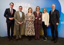 (v.l.n.r.) Benedikt Schmidinger (Geschäftsführer EFW), Marcel Haraszti (Vorstand REWE International), Viktoria Weber (Rektorin Universität für Weiterbildung Krems), Landeshauptfrau Johanna Mikl-Leitner, Ulrike Prommer (Geschäftsführerin IMC Krems) und Michael Linhart (Präsident EFW).