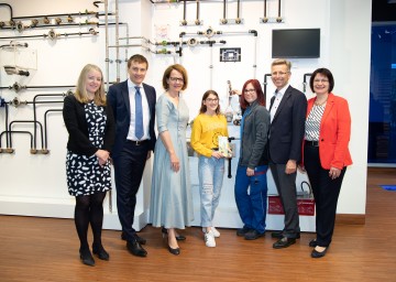 Eine technische Ausbildung bietet Mädchen und Frauen viele Vorteile. Im Bild von links nach rechts: Gerti Wallner von der Industriellenvereinigung, AMS-Landesgeschäftsführer Sven Hergovich, Landesrätin Christiane Teschl-Hofmeister, eine Schülerin der Mittelschule Eichgraben, ein Lehrmädchen der Geberit AG, Geberit-Geschäftsführer Helmut Schwarzl und Ingeborg Dockner von der Wirtschaftskammer Niederösterreich   