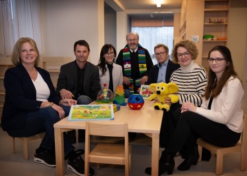 Im Bild von links nach rechts: Stadträtin Manuela Lehmann, Bürgermeister Heinrich Brustbauer, Kindergartenleiterin Barbara Magerl, Pater Clemens Reischl, Architekt Christian Mang, Familien-Landesrätin Christiane Teschl-Hofmeister und Viktoria Reifschneider