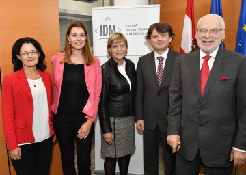 Im Bild von links nach rechts: Univ.-Prof. Dr. Verica Trstenjak (Uni Wien), Dr. Edit Inotai (Redakteurin „Figyelo“), Landesrätin Mag. Barbara Schwarz, Mag. Gerald Schubert (Redakteur „Der Standard“), Vizekanzler a.D. Dr. Erhard Busek (Vorsitzender des IDM.