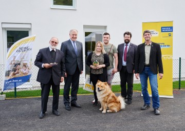 v.l.n.r.: Pfarrer Karl Höllerer, Landesrat Martin Eichtinger mit den Mietern Jennifer Wolf und Philipp Lesicki, Vizebürgermeister Harald Ludwig und Stefan Haertl (Heimat Österreich)