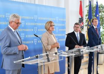 Pressekonferenz anlässlich der Präsentation des NÖ Gemeindepaketes: NÖ Gemeindebund-Präsident Alfred Riedl, Landeshauptfrau Johanna Mikl-Leitner, Finanz-Landesrat Ludwig Schleritzko und NÖ Städtebund-Vorsitzender Matthias Stadler (v.l.n.r.)