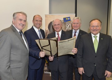 Präs. Ing. Josef Pleil, VD Mag. Bernhard Lackner, Landeshauptmann Dr. Erwin Pröll, GD Dr. Hubert Schultes und Präs. Ing. Hermann Schultes (v.l.n.r.) bei der Feier 90 Jahre NÖ Versicherung.