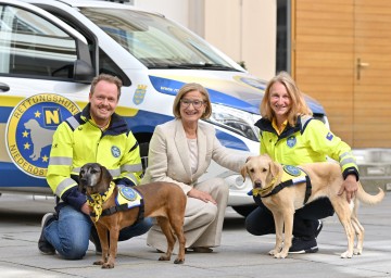 Landeshauptfrau Johanna Mikl-Leitner mit Karin Kuhn und Stefan Tucek von den Rettungshunden 