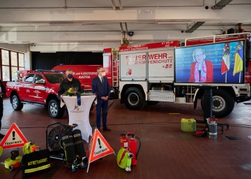 Die per Livestream zugeschaltete Landeshauptfrau Johanna Mikl-Leitner, LH-Stellvertreter Stephan Pernkopf und Landesfeuerwehrkommandant Dietmar Fahrafellner blickten im Zuge einer Pressekonferenz in St. Pölten auf das Einsatzjahr 2021 zurück und sprachen auch über aktuelle Herausforderungen.