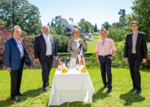 Künstlerischer Leiter Rudolf Buchbinder, Winzer Bernhard Ott, Landeshauptfrau Johanna Mikl-Leitner, Michael Moosbrugger, Obmann der Österreichischen Traditionsweingüter, und Grafenegg-Geschäftsführer Philipp Stein (v.l.n.r.)