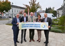 (v.l.) NÖ GVV-Präsident Rupert Dworak, Bürgermeister Rainer Handlfinger, LH-Stellvertreter Stephan Pernkopf, Obfrau Dorf- und Stadterneuerung Maria Forstner und Gemeindebundepräsident Johannes Pressl.