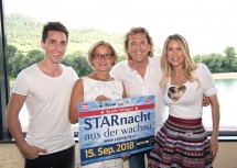 Landeshauptfrau Johanna Mikl-Leitner (2.v.l.) mit einigen der Stars der diesjährigen "Starnacht aus der Wachau": Luke Andrews, Charly und Simone Brunner (v.l.n.r.)