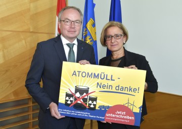 Auf Initiative von Landeshauptfrau Johanna Mikl-Leitner und LH-Stellvertreter Stephan Pernkopf wurde eine niederösterreichweite Unterschriftenaktion gegen geplante Endlager-Standorte an der niederösterreichischen Grenze gestartet.