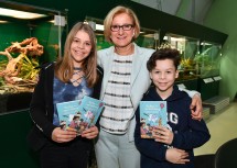 Landeshauptfrau Johanna Mikl-Leitner mit Alexander und Anna Maria im Museum Niederösterreich.