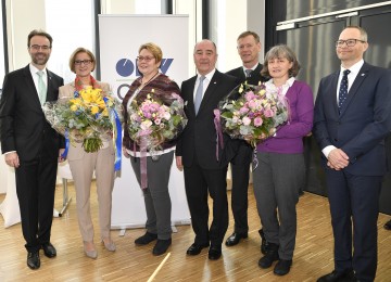 Eröffnung des neuen Bürogebäudes der OMV in Schwechat: Business Unit Leiter OMV Raffinerien Thomas Gangl, Landeshauptfrau Johanna Mikl-Leitner, die Schwechater Bürgermeisterin Karin Baier, der Vorstandsdirektor der OMV Downstream Manfred Leitner, Bezirkshauptmann Peter Suchanek, die Schwechater Vizebürgermeisterin Brigitte Krenn und Raffinerieleiter Wolfram Krenn (v. l. n. r.).