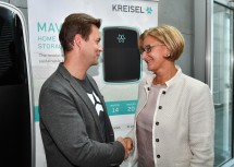 Im Bild von links nach rechts: Markus Kreisel, Gründer und Geschäftsführer von Kreisel Electric, Landeshauptfrau Johanna Mikl-Leitner 