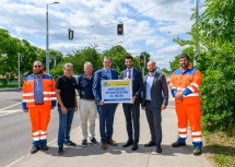 Gruppenfoto bei der neuen Ampel vor dem Sportzentrum NÖ.
