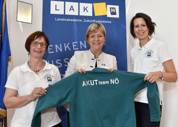 Elisabeth Weber-Schigutt (Leitung AKUTteam Sozialarbeit), Landesrätin Mag. Barbara Schwarz und Sandra Pitzl (Leitung AKUTteam Psychologie). (v.l.n.r.)