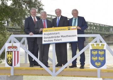 Neubau der Donaubrücke Mauthausen fixiert: im Bild der oö. Landtagspräsident Viktor Sigl, der oö. Landeshauptmann Dr. Josef Pühringer, der nö. Landeshauptmann Dr. Erwin Pröll und der oö. LH-Stellvertreter Franz Hiesl (v.l.n.r.)