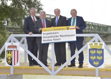 Neubau der Donaubrücke Mauthausen fixiert: im Bild der oö. Landtagspräsident Viktor Sigl, der oö. Landeshauptmann Dr. Josef Pühringer, der nö. Landeshauptmann Dr. Erwin Pröll und der oö. LH-Stellvertreter Franz Hiesl (v.l.n.r.)