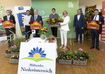 Blumenschmuckwettbewerb 2020: Landeshauptfrau Johanna Mikl-Leitner mit den Vertretern der Siegergemeinden Annatsberg, Großschönau und Tulln