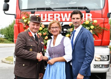 Segnung eines neuen Fahrzeuges für die FF Gänserndorf im Zuge des Jubiläums 60 Jahre Stadterhebung: Im Bild FF-Kommandant Robert Fischer, Landeshauptfrau Johanna Mikl-Leitner und Bürgermeister LAbg. René Lobner (v.l.n.r.)