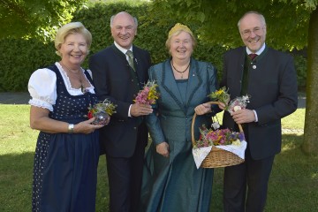 Festgottesdienst mit Kräutersegnung aus Anlass der Goldhauben- und Trachtenwallfahrt zu Maria Himmelfahrt in der Basilika Maria Taferl: Elisabeth Pröll, Landeshauptmann Dr. Erwin Pröll, Goldhaubenobfrau Grete Hammel und Dr. Edgar Niemeczek von der NÖ Volkskultur (v.l.n.r.)