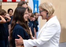 Landeshauptfrau Johanna Mikl-Leitner bedankte sich bei allen, die die gestrige Ehrenring-Übergabe in Neunkirchen festlich umrahmt haben.