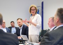 Landeshauptfrau Johanna Mikl-Leitner im Gespräch mit Wirtschaftsvertretern aus dem Waldviertel