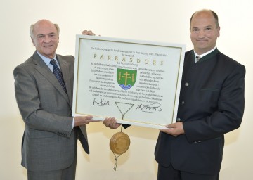 Landeshauptmann Dr. Erwin Pröll überreichte das Gemeindewappen von Parbasdorf an Bürgermeister Gregor Iser. (v.l.n.r.)