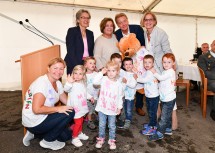 Landeskindergarten in der Katastralgemeinde Haschendorf eröffnet. Pädagogin Claudia Pichler, Landesrätin Petra Bohuslav, die 3. Präsidentin des NÖ Landtages Karin Renner, Bürgermeister Alfredo Rosenmaier und Landeshauptfrau Johanna Mikl-Leitner (v.l.n.r.) und Kindergartenkinder
