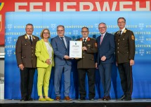 Landesfeuerwehrkommandant Dietmar Fahrafellner, Landeshauptfrau Johanna Mikl-Leitner, LH-Stellvertreter Stephan Pernkopf und stv. Landesfeuerwehrkommandant Martin Boyer überreichten die Urkunde zum 100. Jubiläum an die FF Hasendorf.