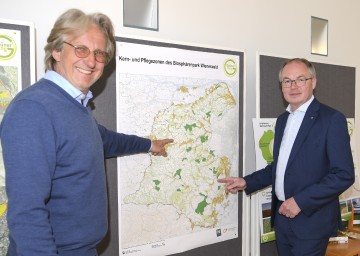 LH-Stellvertreter Stephan Pernkopf präsentierte gemeinsam mit Thomas Knoll, Präsident der Gesellschaft für Landschaftsarchitektur, die 280 neuen Pflegezonen im Biosphärenpark Wienerwald, die den „Grünen Ring“ um ein wichtiges Stück wachsen lassen (v.r.n.l.)