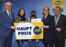 (li.) LH-Stellvertreter Stephan Pernkopf, (li.) Landeshauptfrau Johanna Mikl-Leitner und eNu-Geschäftsführer Herbert Greisberger mit den Gewinnerinnen in der Kategorie Betriebe für „Die.glanz.greißlerei“.