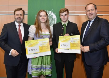 Landtagspräsident Ing. Hans Penz (links im Bild) und DI Josef Pröll mit den Stipendiaten Lydia Schachinger (WU Wien) und Matthias Pfeiffer (Francisco Josephinum).