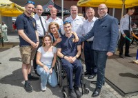 LH Mikl-Leitner gratuliert Para-Schwimmer Andreas Ernhofer zu Weltrekordzeit