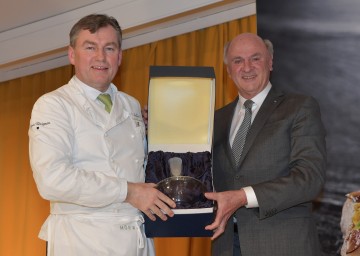 Als Geschenk überreichte Landeshauptmann Dr. Erwin Pröll Toni Mörwald eine Weinkaraffe mit dem Niederösterreich-Wappen.