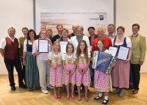 Tourismus-Landesrätin Dr. Petra Bohuslav (6.v.r.) und Prof. Christoph Madl (rechts), Geschäftsführer der Niederösterreich-Werbung, mit den ausgezeichneten Hüttenwirtinnen und –wirten aus dem Mostviertel.