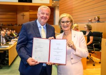 Dem Direktor i.R. Peter Höckner, Stadtrat, Ehrenobmann des NÖ Blasmusikverbandes und ehem. Mitglied des NÖ Kultursenates, wurde der Berufstitel „Professor“ verliehen. Er hielt auch die Dankesrede im Namen aller Geehrten.