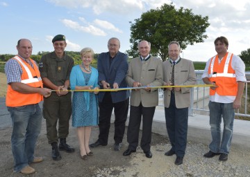 Militärkommandant Brigadier Mag. Rudolf Striedinger, Landtagsabgeordnete Marianne Lembacher, Bürgermeister Johann Gartner, Landeshauptmann Dr. Erwin Pröll und  Baudirektor DI Peter Beiglböck bei der Verkehrsfreigabe der neuen Brücke in Radlbrunn (v.l.n.r.).