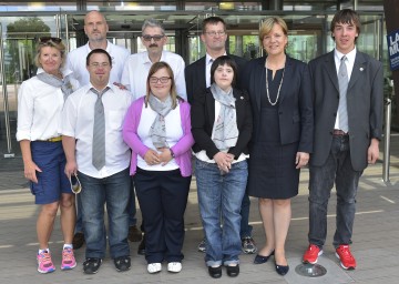 Verabschiedung der Teilnehmerinnen und Teilnehmer zu den Special Olympics: Renate Pristach (Trainerin Tennis), Bernhard Harthold (Trainer Boccia), Stefan Riesner (Schwimmen), Martin Tiefenbacher (Boccia), Helga Edlinger (Schwimmen), Gerhard Schwendt (Tennis), Elisabeth Perz (Judo), Landesrätin Mag. Barbara Schwarz und Paul Vogl (Judo). (v.l.n.r.)