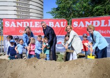 Spatenstich in Stetteldorf am Wagram: Familienministerin Susanne Raab, Bundeskanzler Karl Nehammer, Landeshauptfrau Johanna Mikl-Leitner und Familienlandesrätin Christiane Teschl-Hofmeister (von links nach rechts).