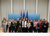 Landeshauptfrau Johanna Mikl-Leitner mit den Teilnehmerinnen und Teilnehmern des NÖ Politik Mentoring-Programms.