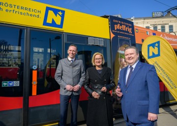 Insgesamt drei Straßenbahn-Garnituren in Wien tragen das Weinviertel-Design. Im Bild Landesrat Jochen Danninger, Landeshauptfrau Johanna Mikl-Leitner und der Wiener Bürgermeister Michael Ludwig.