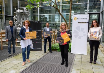 Foto (v.l.n.r.): Geschäftsführer Lutz Köllner, (Jugend:info NÖ), Landesrätin Christiane Teschl-Hofmeister, Abteilungsleiter Markus Weißensteiner, (Fachstelle NÖ), Landesrätin Ulrike Königsberger-Ludwig, Geschäftsführerin Ursula Hörhan (Fachstelle NÖ).