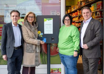 Bürgermeister Ewald Gorth, Landeshauptfrau Johanna Mikl-Leitner, Kauffrau Anita Hiesel und Wolfgang Ecker, Präsident der Wirtschaftskammer Niederösterreich, vor dem Hybrid Nah&Frisch in Inzersdorf (v.l.n.r.)