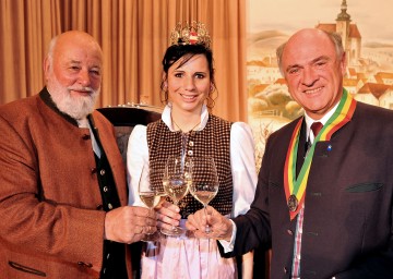 Landesweintaufe in Poysdorf: Im Bild Landeshauptmann Dr. Erwin Pröll, Weinkönigin Simone Jordan und Weinpate Sepp Forcher (v.r.n.l.).
