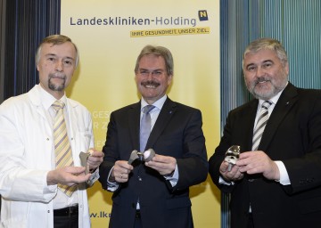 Präsentieren ein Hüft- und ein Kniegelenk: Primar Dr. Manfred Weissinger, Landesrat Mag. Karl Wilfing und Dr. Robert Griessner, Medizinischer Geschäftsführer der NÖ Landeskliniken-Holding. (v.l.n.r.)