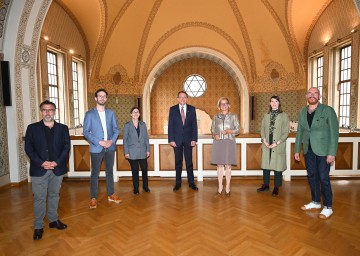 Projekt-Präsentation „Kunst- und Kulturschwerpunkt St. Pölten 2024: Im Bild Albrecht Grossberger, operativer Geschäftsführer „Büro St. Pölten 2024“, Jakob Redl, Projektleiter und Prokurist „Büro St. Pölten 2024“, Martha Keil, Direktorin des Instituts für jüdische Geschichte Österreichs und designierte wissenschaftliche Leiterin der neuen und erweiterten Institution „Ehemalige Synagoge St. Pölten“, Bürgermeister Matthias Stadler, Landeshauptfrau Johanna Mikl-Leitner, Carolin Riedelsberger, Projektleiterin des KinderKunstLabors, und Andreas Hoffer, künstlerischer Leiter des KinderKunstLabors in der Projektentwicklungs- und Vorbereitungsphase (v.l.n.r.)