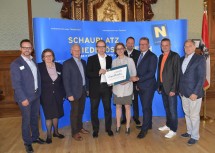 Präsentation der „Haydnregion Niederösterreich“: Michael Linsbauer (links) von der Kulturabteilung (verantwortlich für das Haydn-Geburtshaus in Rohrau), Obmann Harald Kosik (4.v.l.), Landeshauptfrau Johanna Mikl-Leitner (Mitte) und Hermann Dikowitsch (3.v.r.), Leiter der Abteilung Kunst und Kultur mit einigen Regionsbürgermeistern und anderen Gründungskomitee-Mitgliedern.